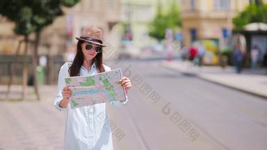年轻的旅游女孩<strong>城市</strong>地图<strong>搜索</strong>吸引力在户外旅行高加索人女人地图假期欧洲